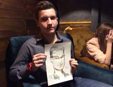 Вова показывает свой рисунок от Мишеля на свадьбе в баре 