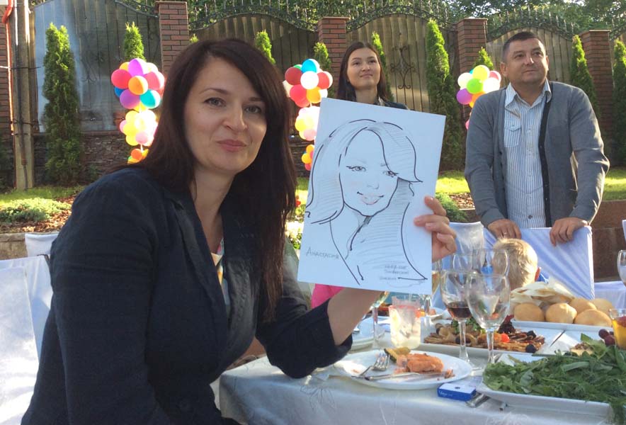 Анастасия держит свой рисунок пастелью