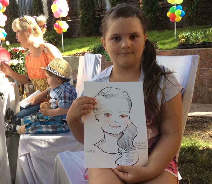 Катя позирует мастеру в Пионерском